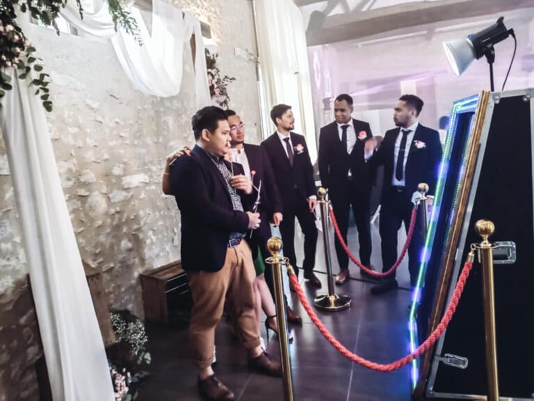 mur en pierre photocall photo mariage groupe selfie photobooth miroir costumes