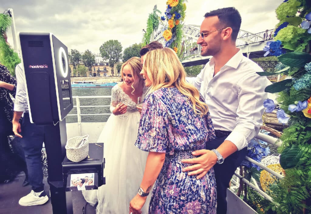 prise de photo avec borne à selfie photobooth shootnbox sur une péniche sur la seine lors d'un mariage