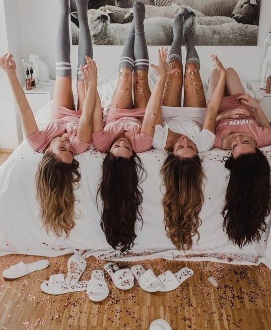 soirée entre fille lit canapé cocooning evjf rose à l'hotel airbnb