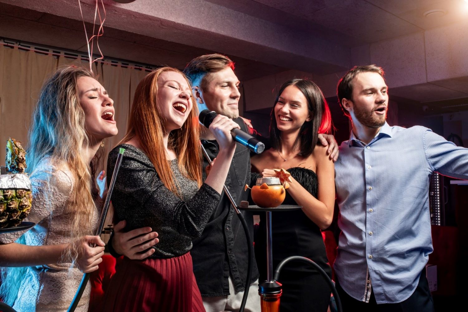 bar karaoké chanson micro entre amis soirée drole groupe afterwork