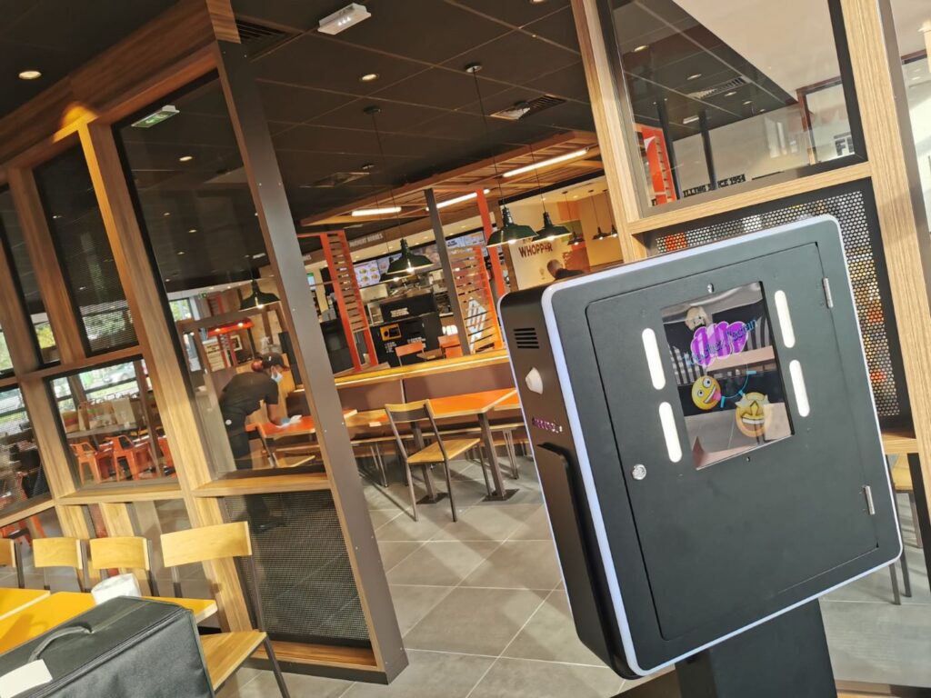 borne photo booth burger king restaurant caisse femem nettoie la table