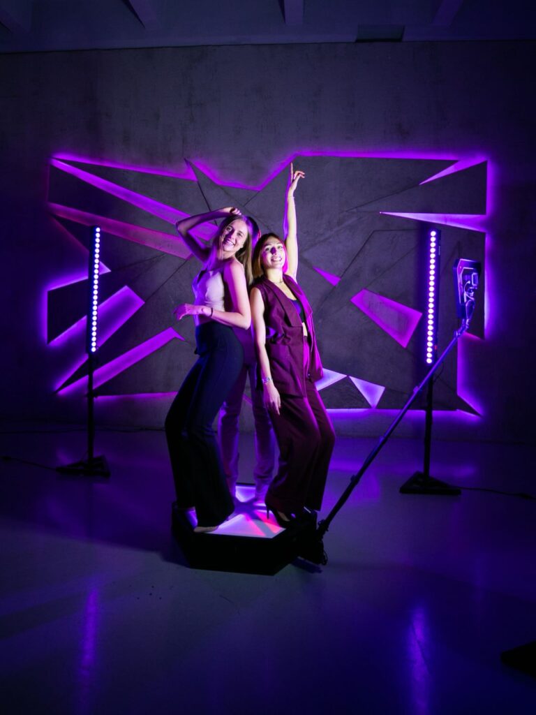 animation soirée borne selfie phobotooth video 360 deux femmes s'amusent