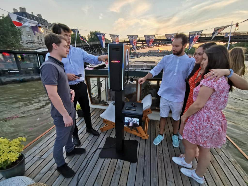 animation anniversaire péniche seine prise de photo borne photobooth double face shootnbox