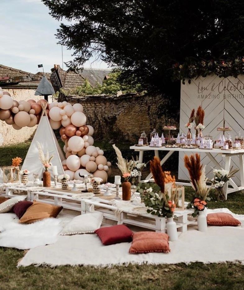 garden party jardin anniversaire ballon rouge satin blanc table palette