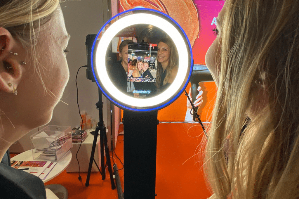 borne photobooth ring light deux femmes se prennent en photo écran