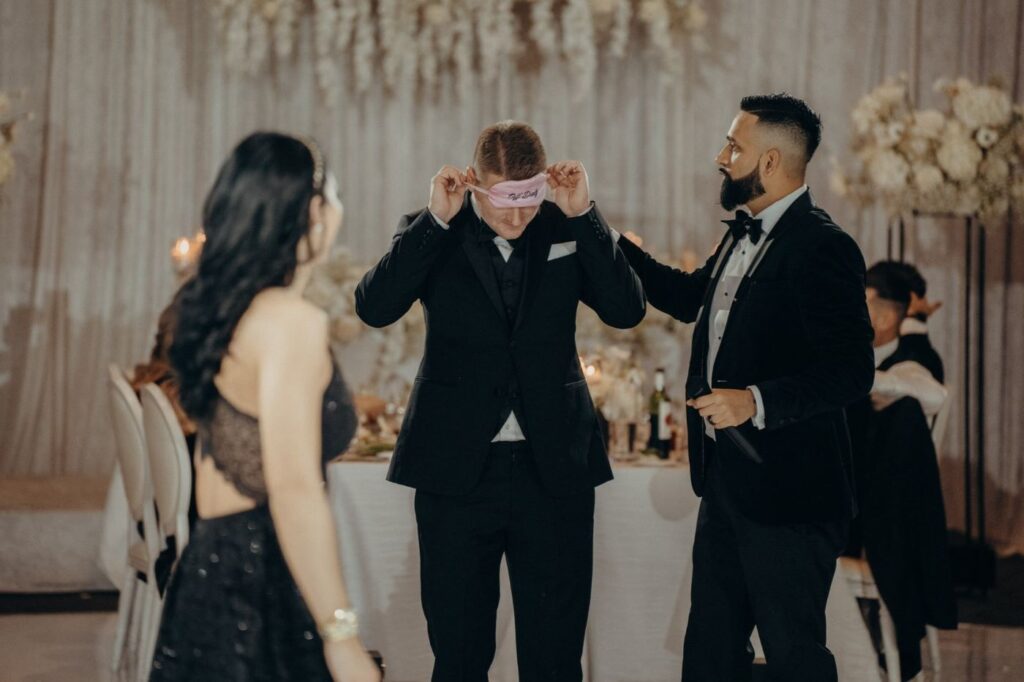 un magicien bande les yeux du mariés sur la piste de danse cérémonie de mariage animation jeu