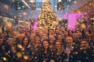 Arbre de Noël en entreprise avec photobooth, bar à crêpes et magicien, ambiance conviviale