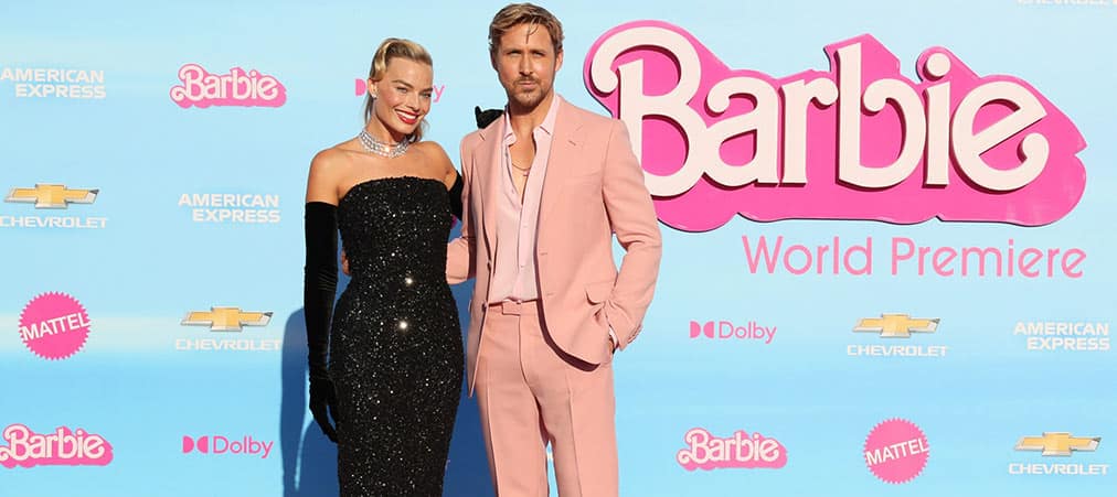 photocall avant premiere barbie cinema margo robbie robe de soirée noir et ryan gosling costume rose pastel