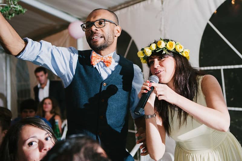 mariés couronne de fleur microphone à la main jeu animation blind test mariage musical