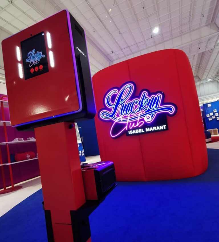 borne photobooth rouge isabelle marant photocall neon led tapis bleu