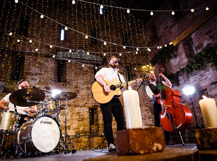 mariage bohème grange bougie groupe musique folk batterie guitare contrebasse guirlande lumineuse