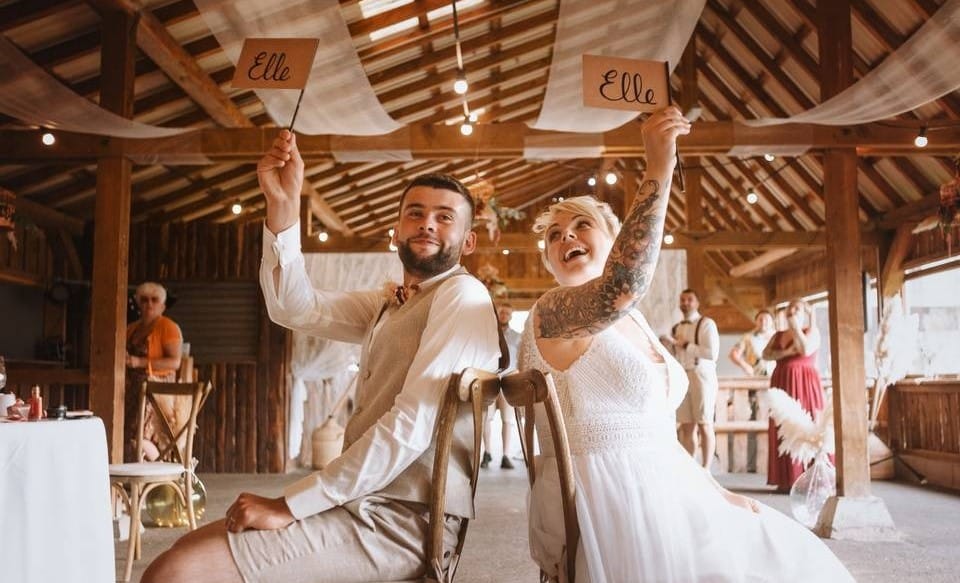 couple des mariées salle de mariage champetre grange jeu elle ou lui animation activité drôle