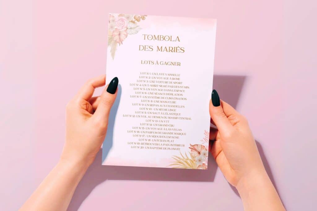 liste cadeau tombola mariage feuille papier entre les mains