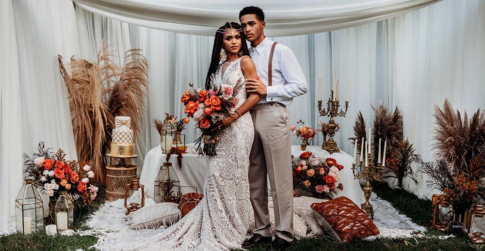 photocall mariage boheme voilage couple bretelle robe marié dentelle fleurs sechées bouquet