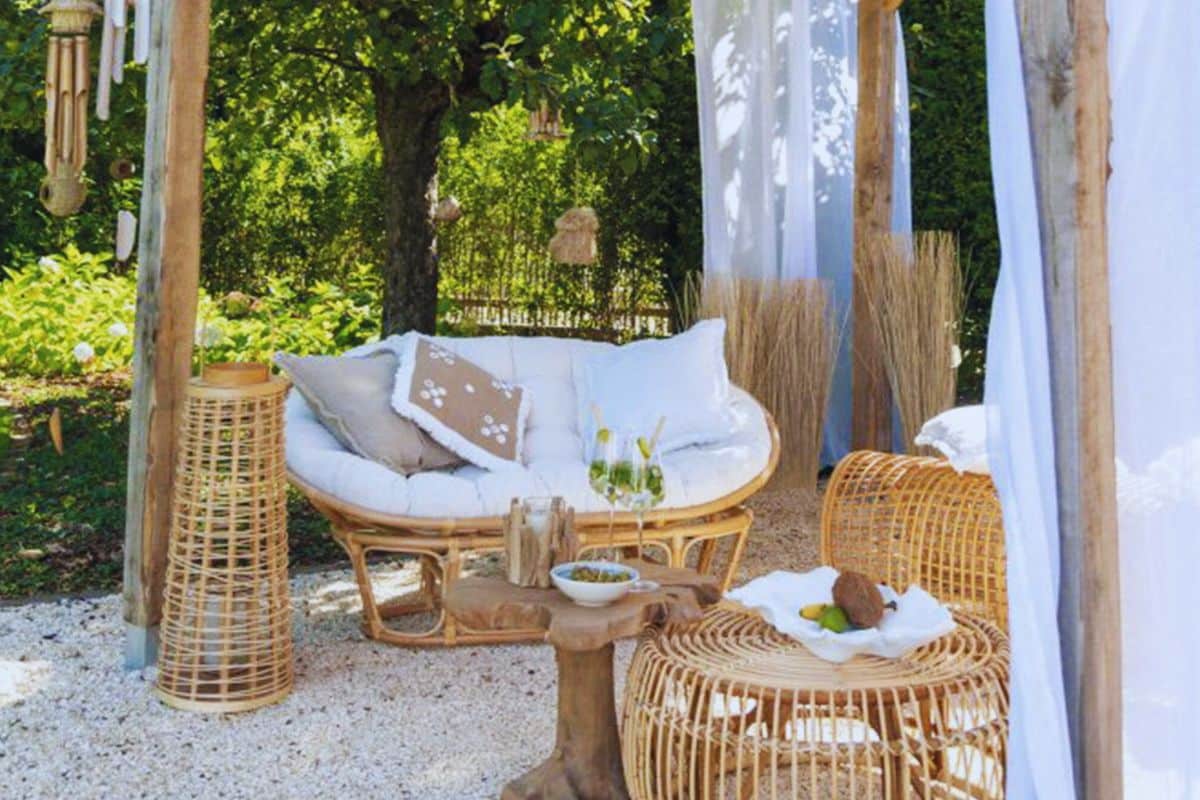 salon mobilier rotin loveuse sous pergola jardin fauteuil