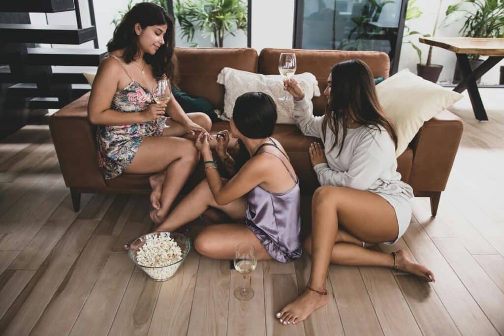 soirée entre fille popcorn verre de vin blanc manucure pédicure