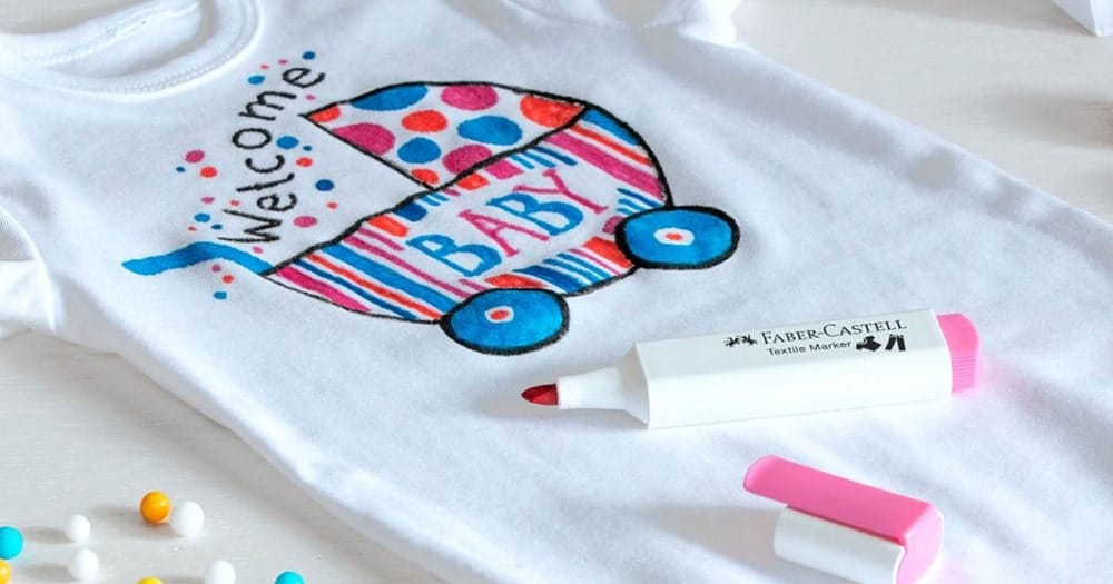 dessin poussette sur boby bébé coton blanc stylo marker rose bleu