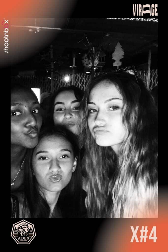 selfie photo booth ring shootnbox etudiant paris 1 ades sorbonne noir et blanc femmes groupe selfies