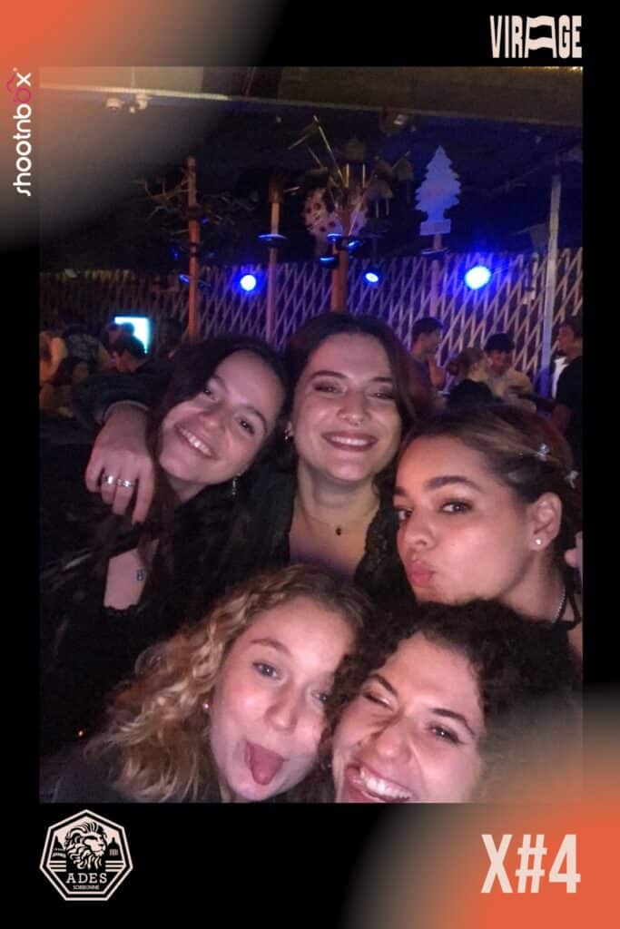 selfie photo booth ring shootnbox etudiant paris 1 ades sorbonne tire la langue femmes