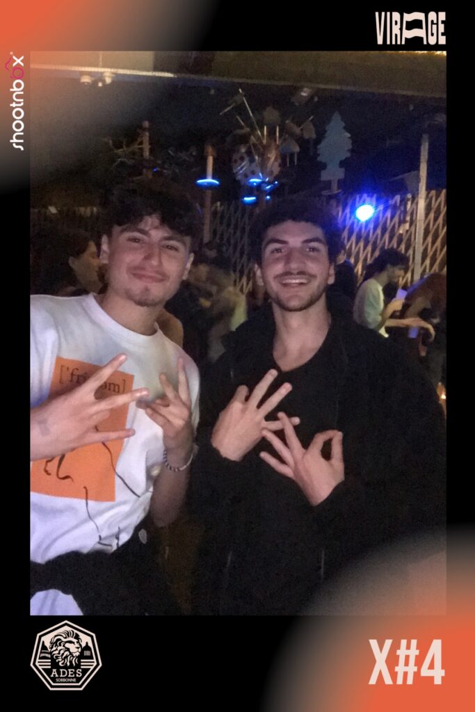 selfie photo booth ring shootnbox etudiant paris 1 ades sorbonne gang sign mecs