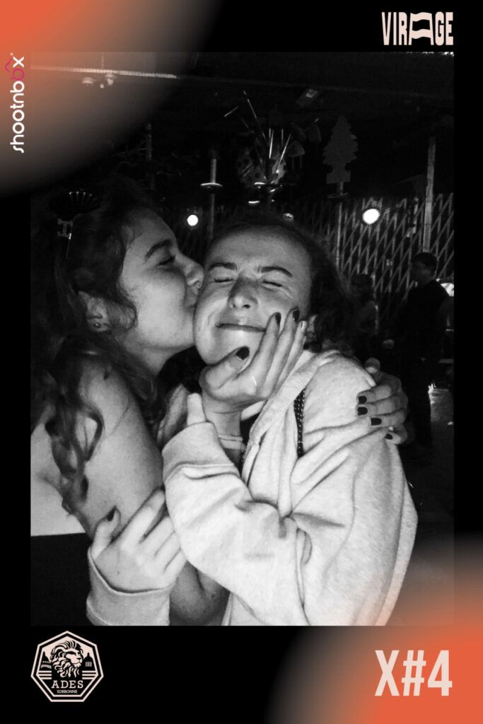 selfie photo booth ring shootnbox etudiant paris 1 ades sorbonne bisou entre filles