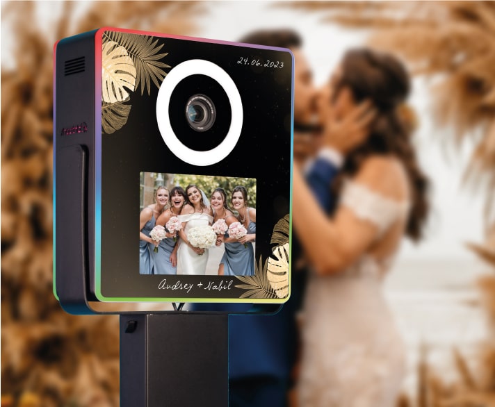 borne photobooth vegas shootnbox flocage mariage ring light avec mriés qui s'embrassent dans le fond