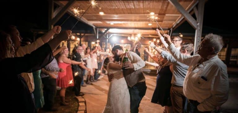 couple qui s'embrasse porche ferme mariage champetre celebration haie honneur invités feu d'artifice feu bengale