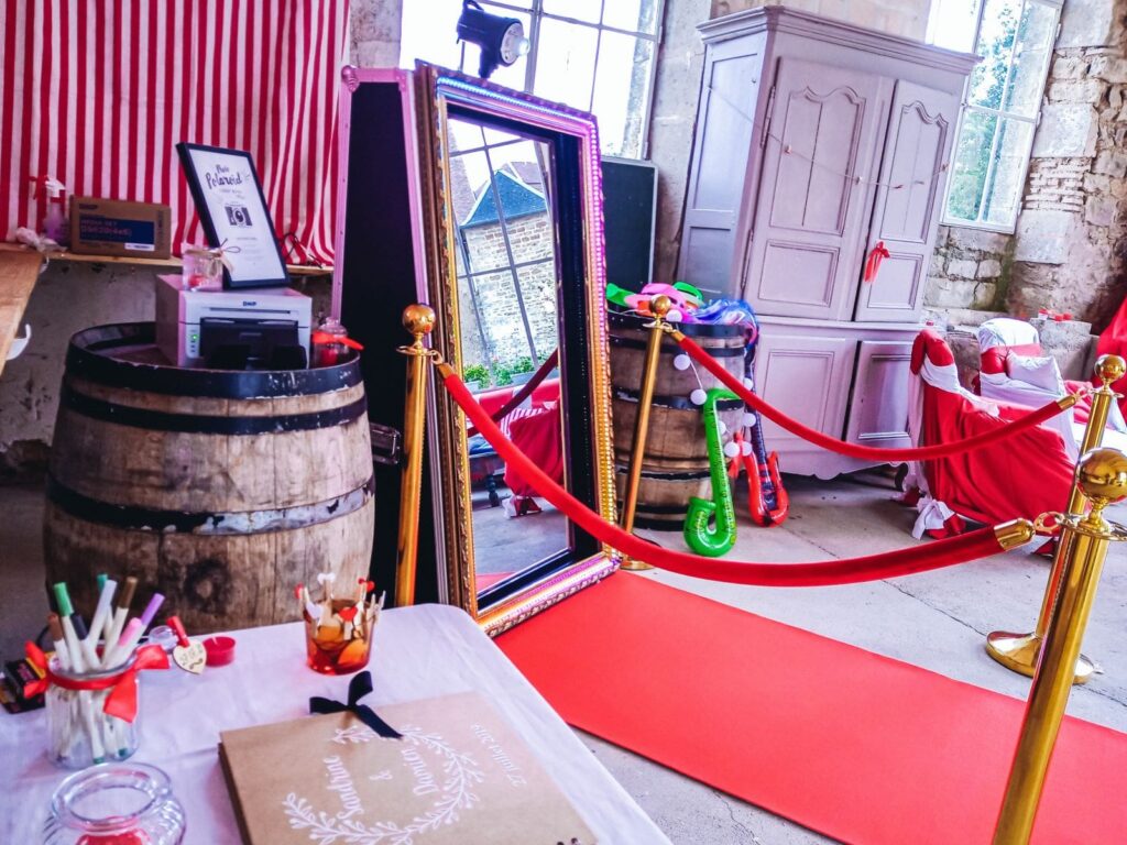 mariage vip champetre tonneau ambiance vintage tapis rouge photobooth miroir livre photo sur la table imprimante accessoires