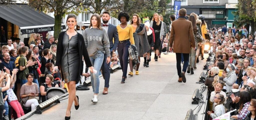 défilé de mode rue animation commercial vetement avec beaucoup de monde