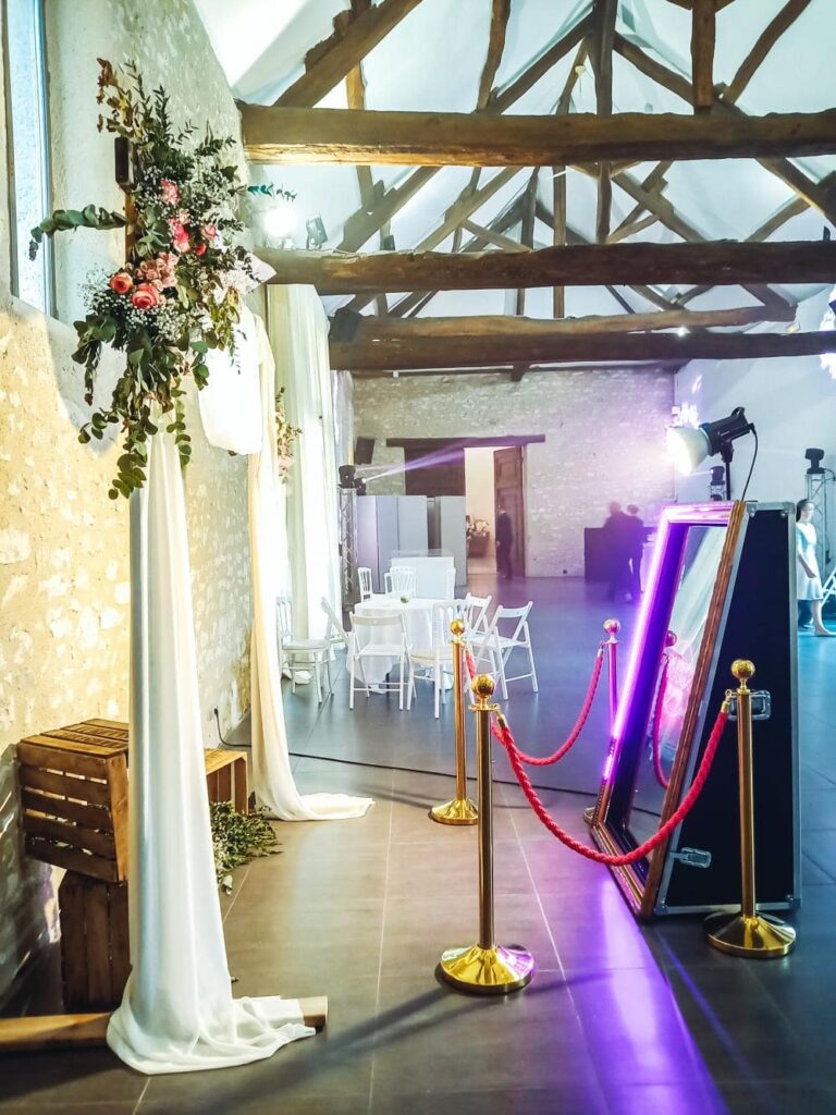 photocall salle mariage poutre en bois mur photo tenture blanc suspendu borne photobooth vintage miroir vip