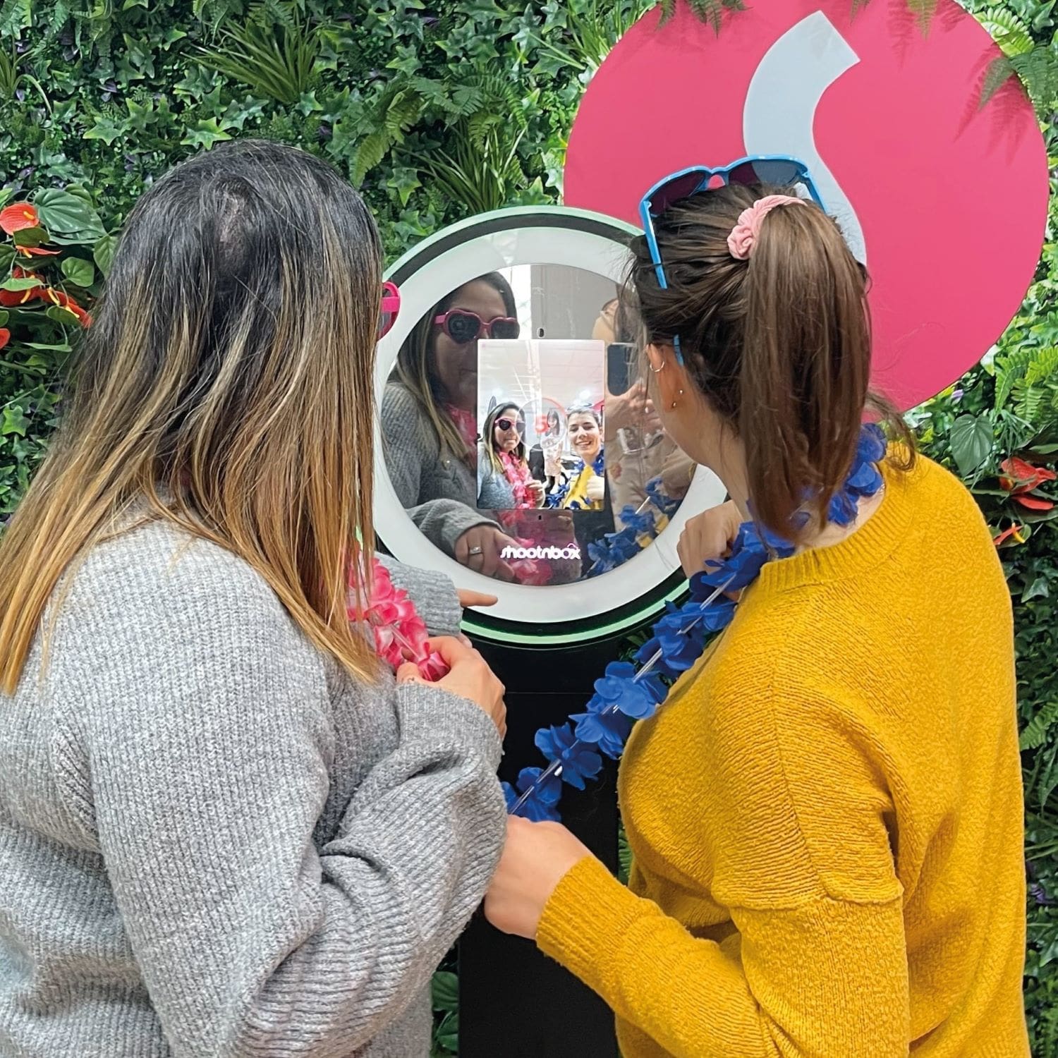 logo shootnobx photobooth ring light femme de dos mur végétal