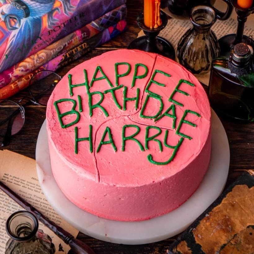 hagrid gateau anniversaire rose harry potter happe birthdae table baguette sorcier livre