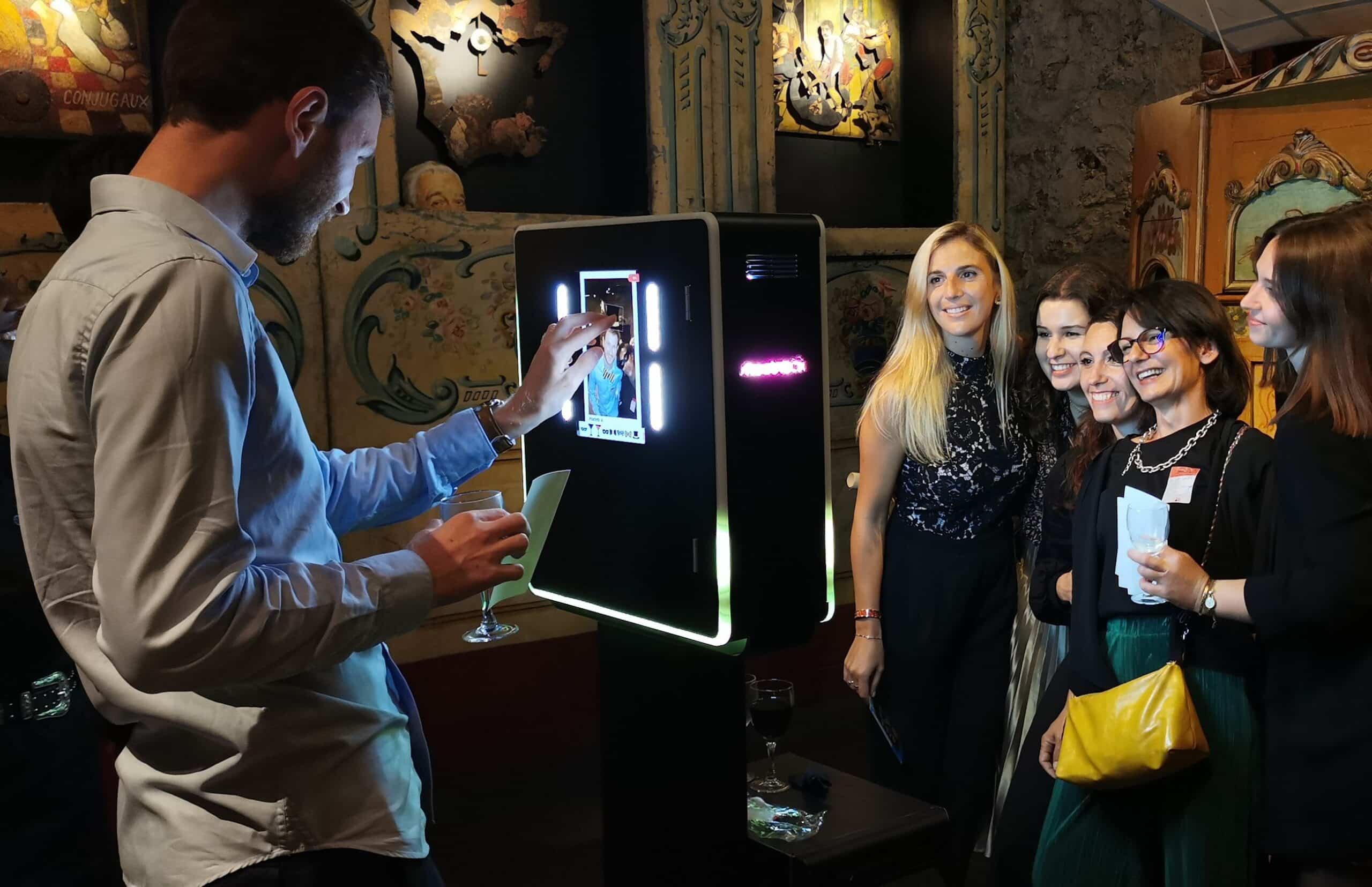 soirée anniversaire photo de groupe photobooth shootnbox vegas double face écran tactile led