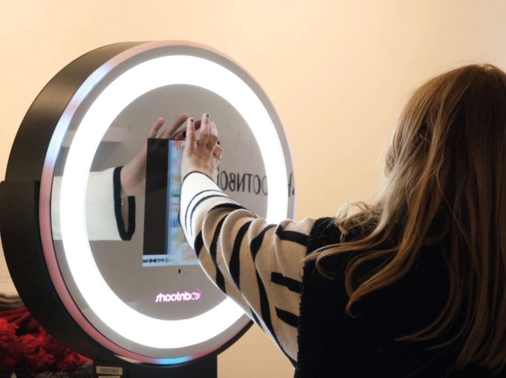 location ring photobooth shootnbox femme de dos appuie écran tactile ring light photo selfie surface miroir