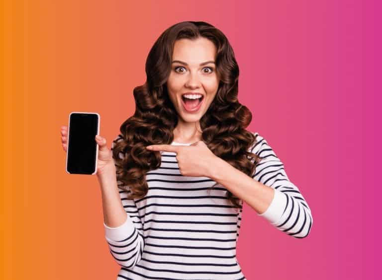 femme pull rayé marinière blanc bleu montre son iphone