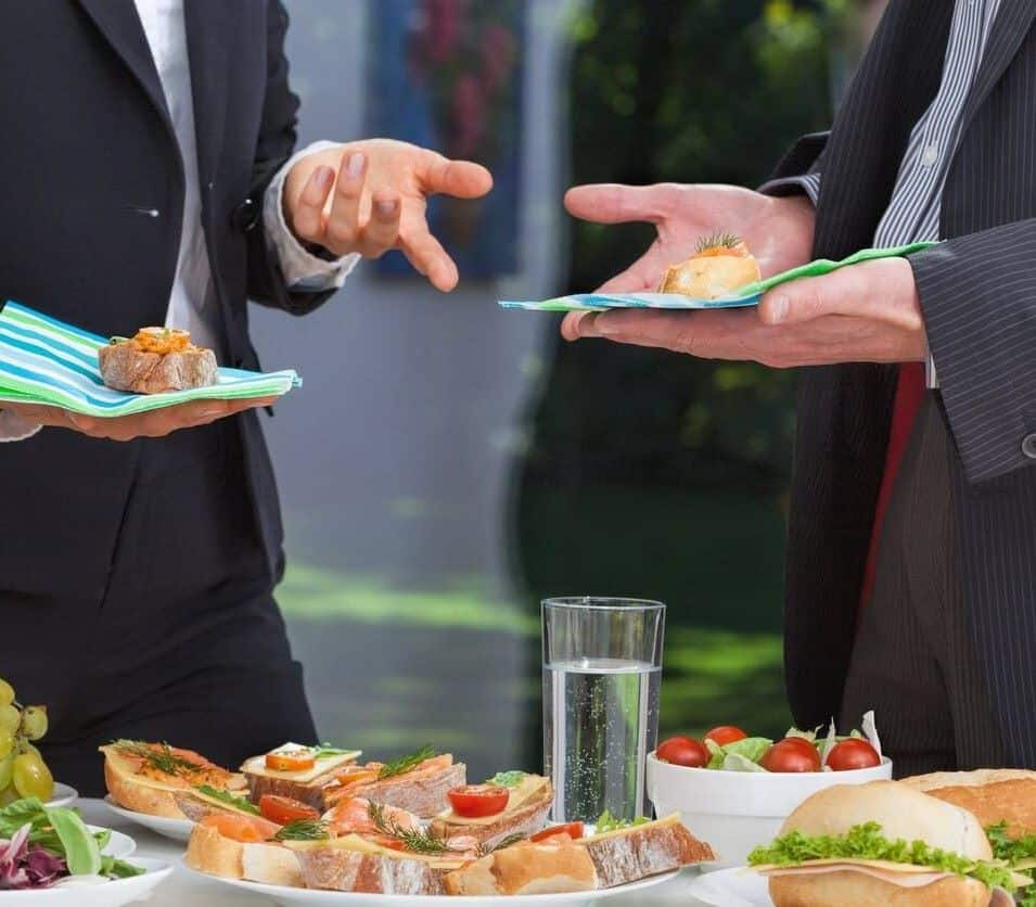 buffet pot de départ entreprise employés en costume noir petit four serviette papier table