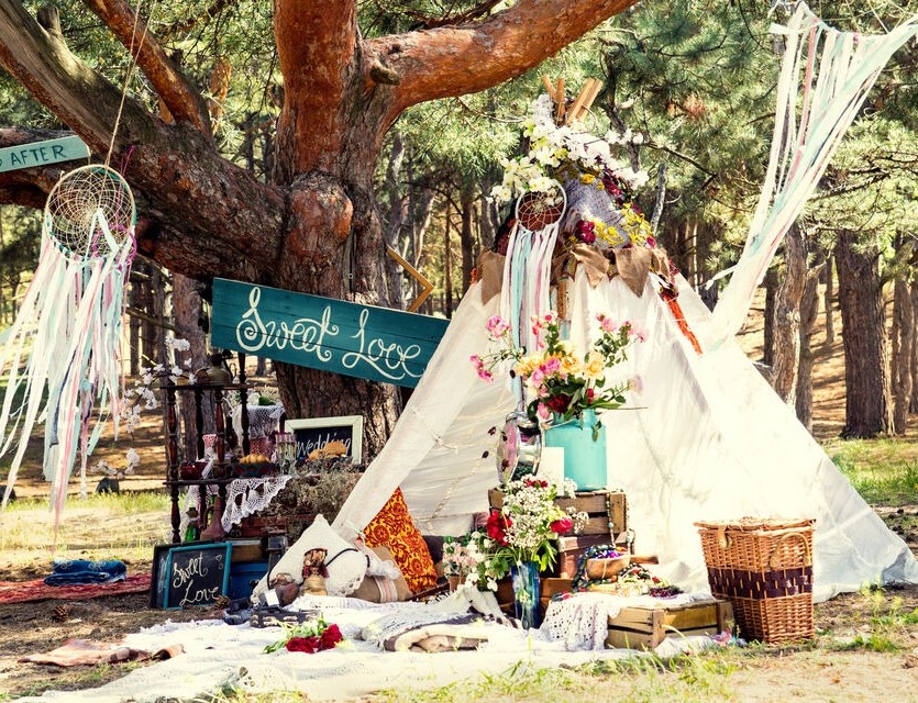 décoration boheme coachella style tipi tente attrape rêve coussin tapis jardin arbre voilage