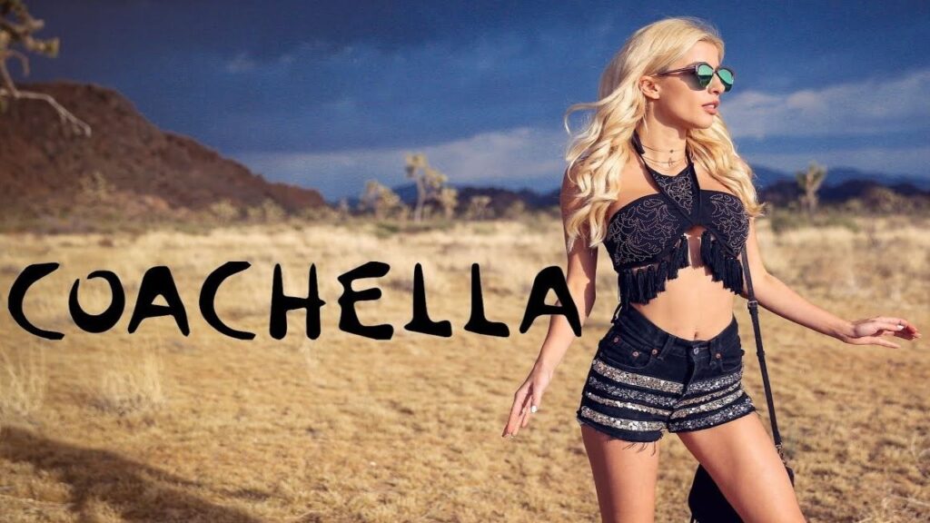 style femme coachella tenue blonde désert short noir haut dentelle