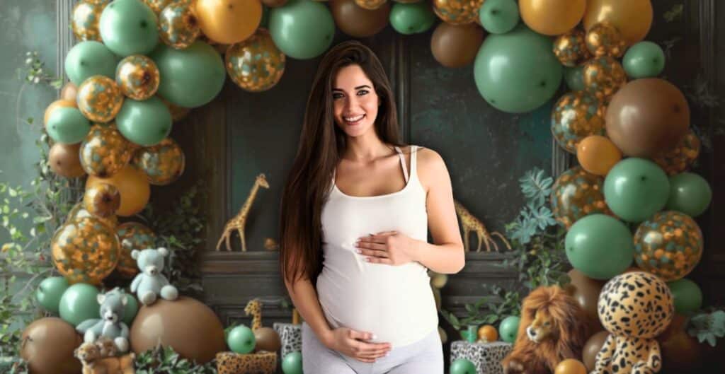 femme enceinte ventre rond top blanc débardeur déco ballon baby shower jungle thème animaux girafe vert marron ocre lion