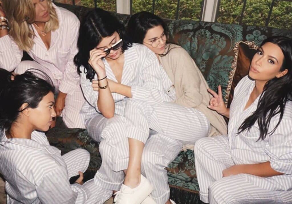 soirée pyjama rayures kardashian kim jenner
