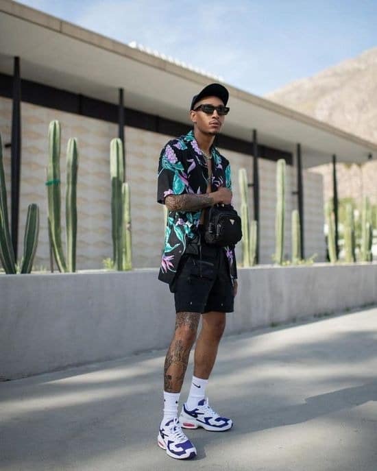 look homme outfit coachella style sneakers chemise manche courte floral motif casquette short noir