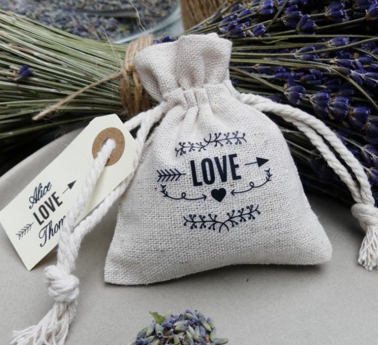 sachet de lavande personnalisé pour mariage bourse lin blanc étiquette love