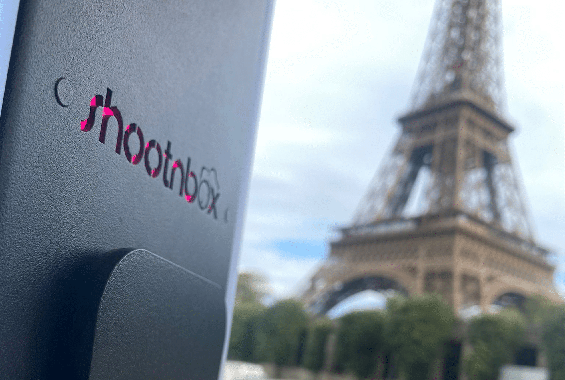 Borne Vegas Shootnbox avec vue sur la Tour Eiffel