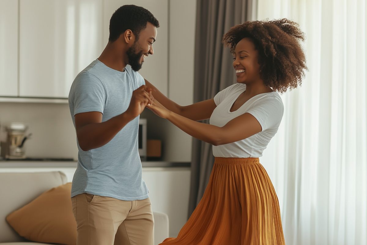 couple noir homme femme danse dans leur salon sont heureux déco neutre blanc