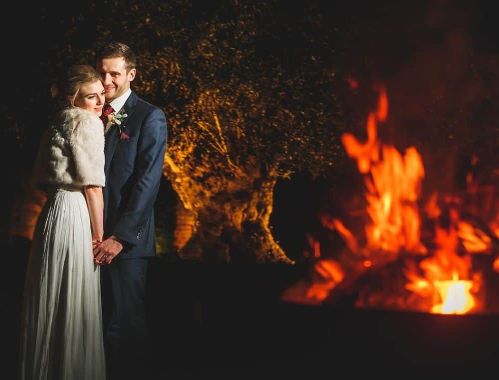 brasero mariage hiver froid barbecue flamme bois feu mariés couple se réchauffe en extérieur