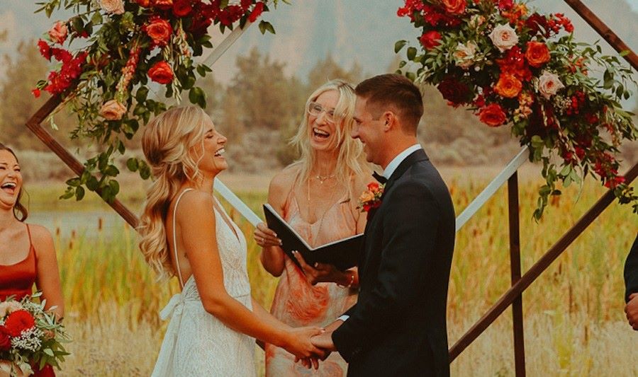 officiant mariage laique ceremonie voeux mariés arche campagne