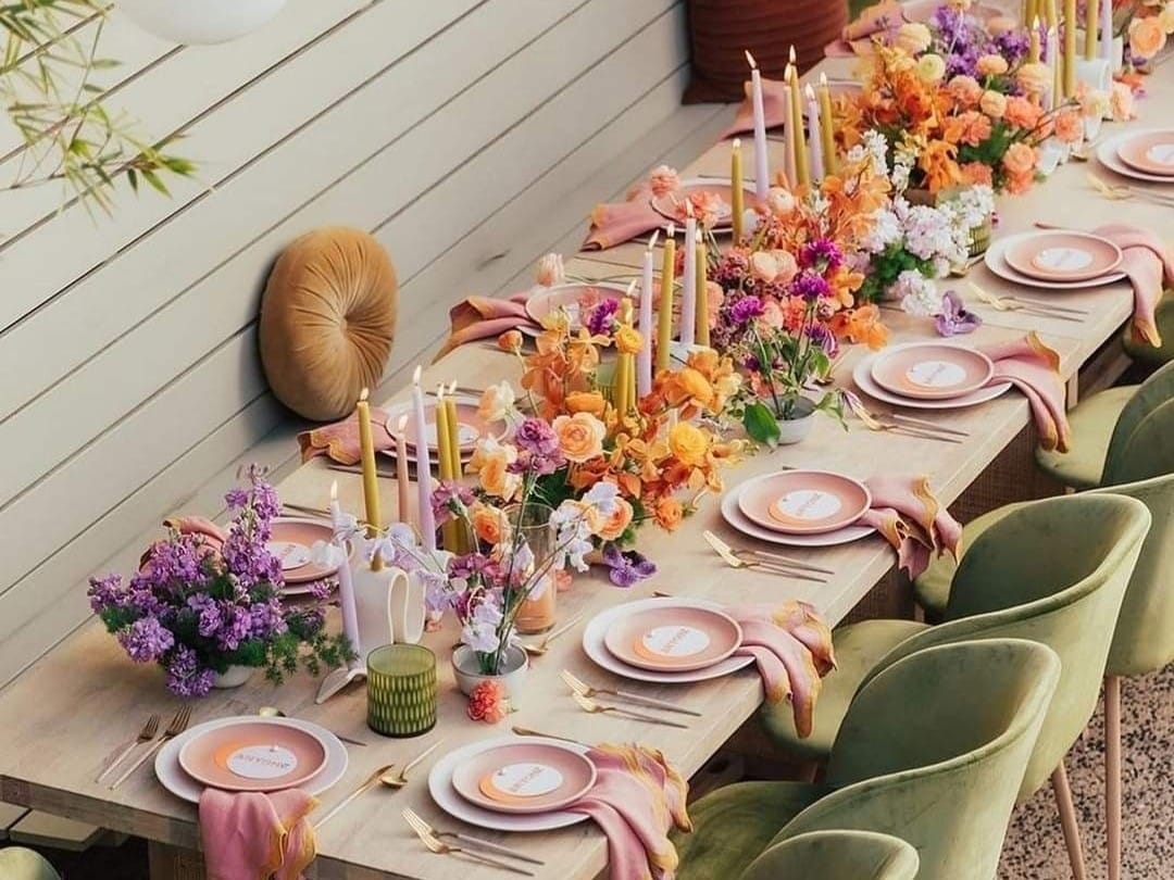 tendance deco table mariage salle chaise vertes vaisselle rose bouquet lila hortensias bougie jaune couleurs à la mode frais et moderne