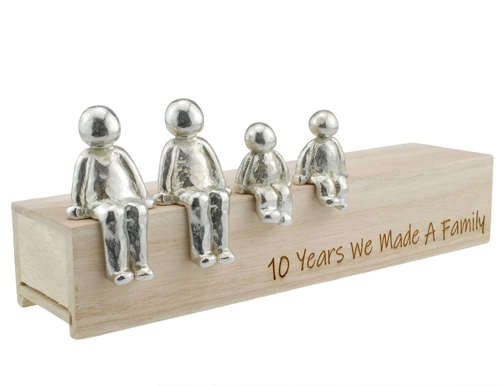 cadeau noce étain objet de déco 10 ans de mariage famille bois personnage représentatif