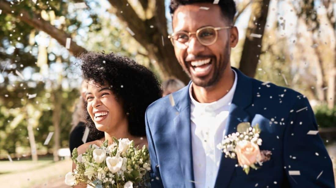 couple mariés cérémonie mariage sortie mairie