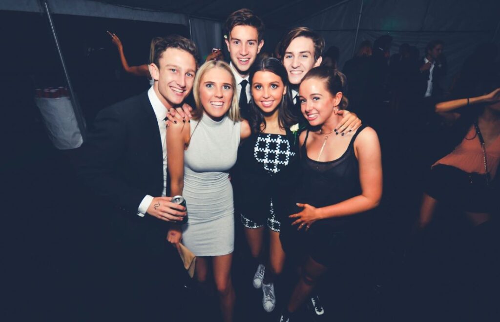 photo de groupe soirée étudiante chic classe élégant nuit mariage